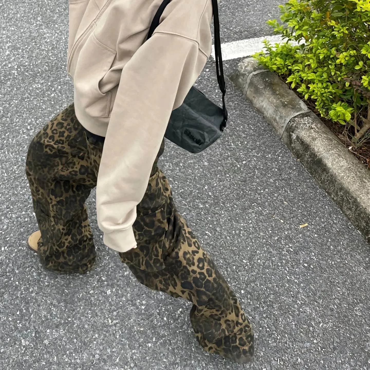 Wiaofellas Leopard Pattern Pleated Multi-pocket Paratrooper Pants Men Structured Cargo Causal Loose High Street Wide Leg Pant Trousers
