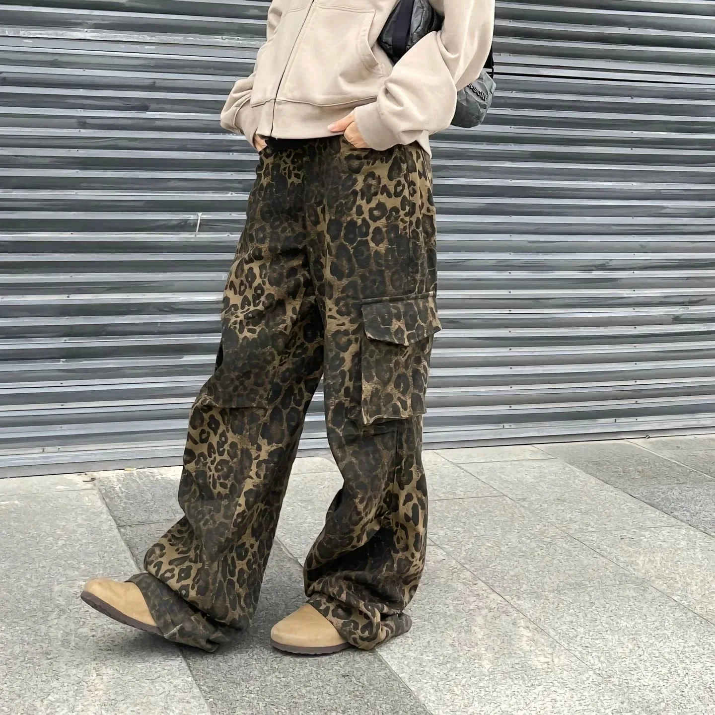 Wiaofellas Leopard Pattern Pleated Multi-pocket Paratrooper Pants Men Structured Cargo Causal Loose High Street Wide Leg Pant Trousers
