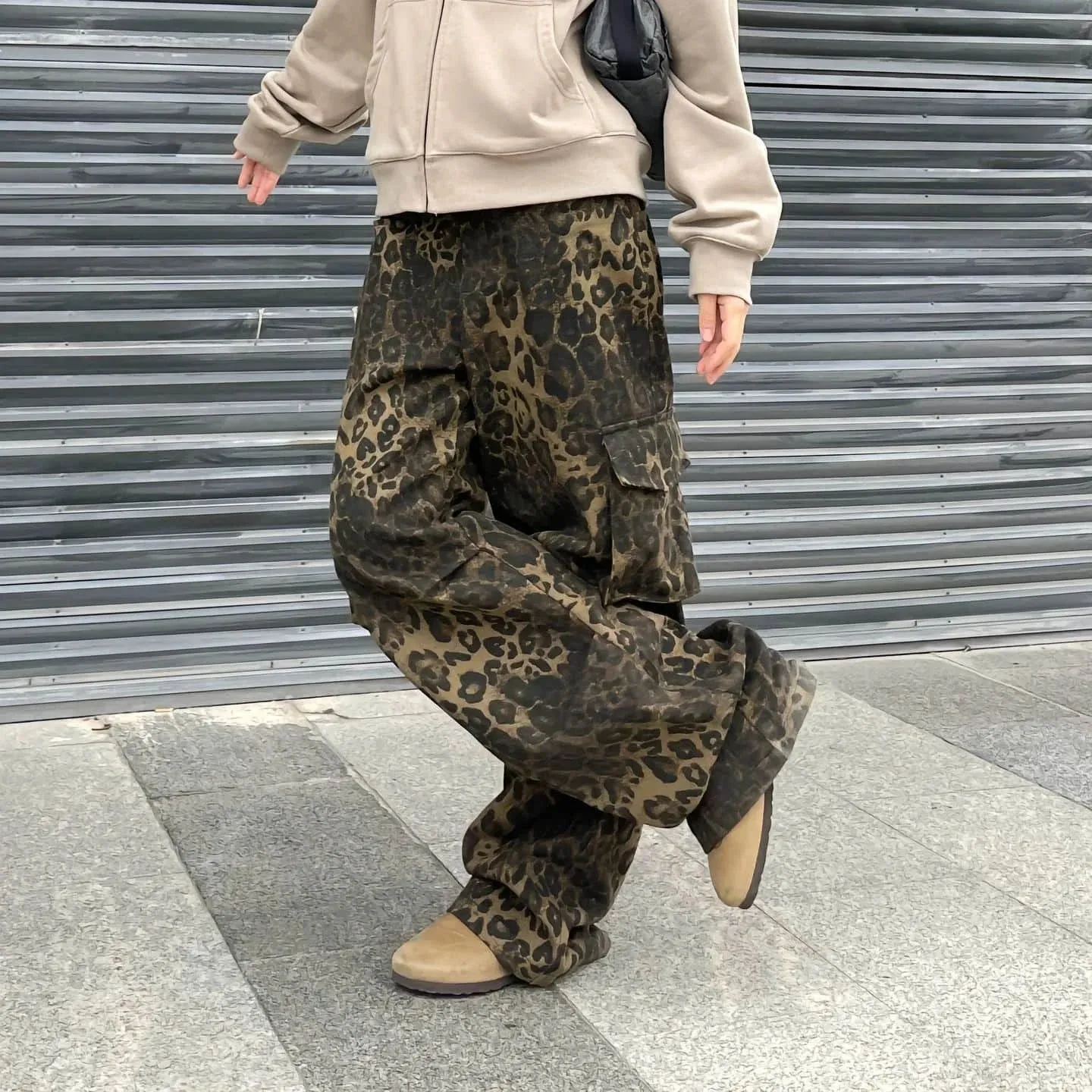 Wiaofellas Leopard Pattern Pleated Multi-pocket Paratrooper Pants Men Structured Cargo Causal Loose High Street Wide Leg Pant Trousers